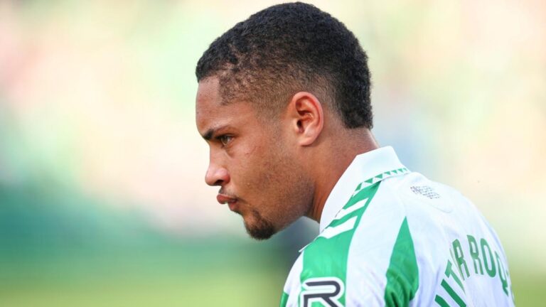 Vitor Roque em situação difícil no Betis enquanto Barcelona decide seu futuro